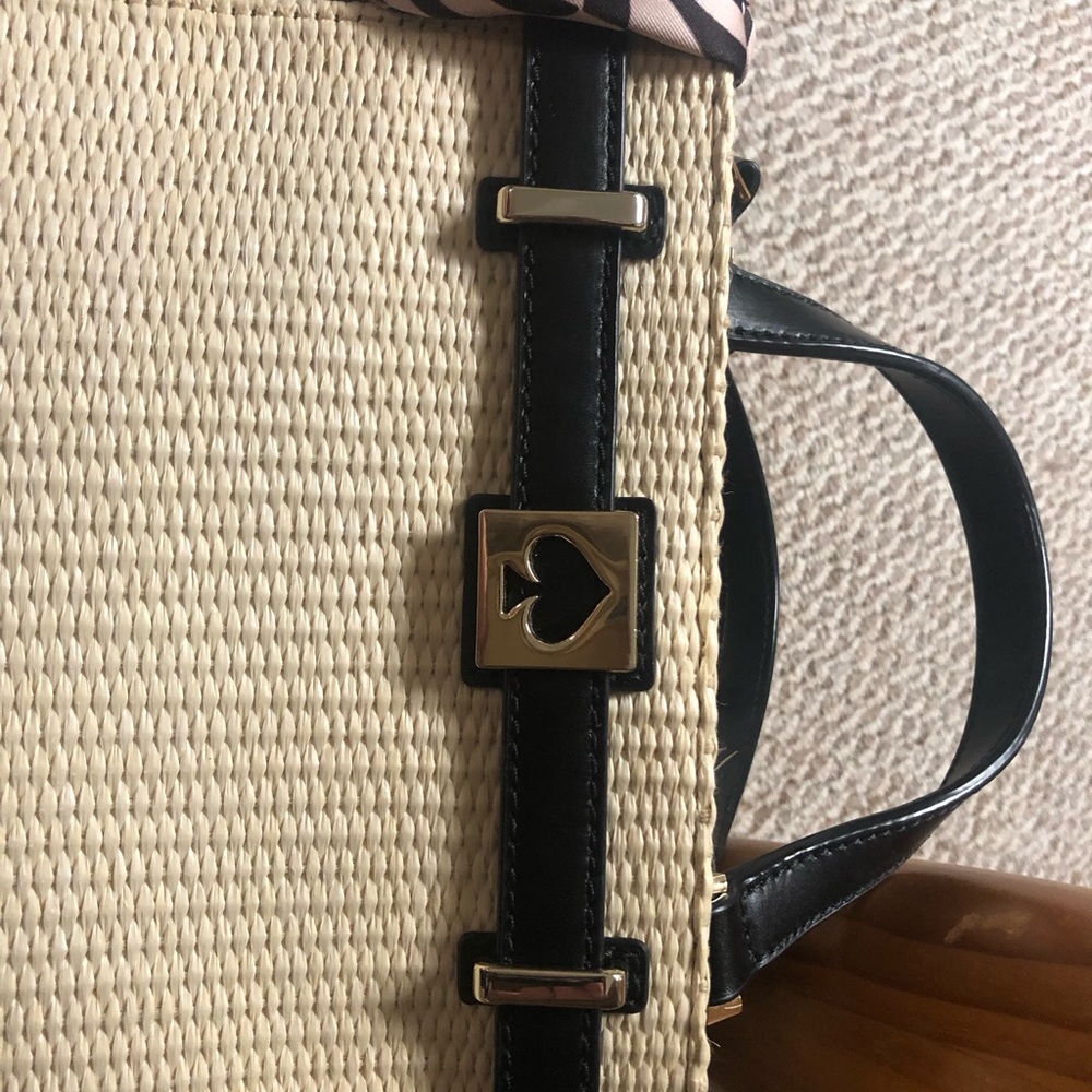 Elegant Black and Cream Handbag - Picture 5 of 13